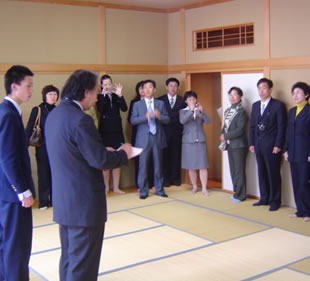 和室では,日本の文化に興味を示し,それについて伊藤先生が説明する。