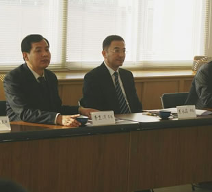 意見を述べられる李局長他