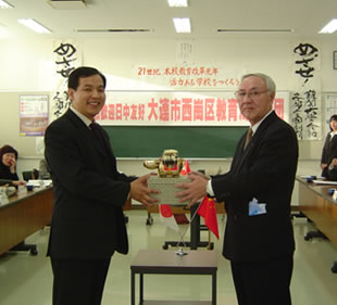 本校からの記念品贈呈