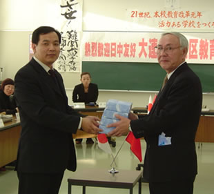 中国側から記念品贈呈