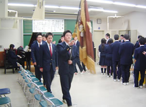 校旗を先頭に入場