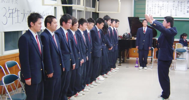 校歌を斉唱する