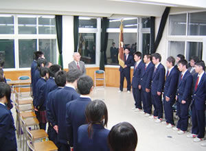 激励する校長先生