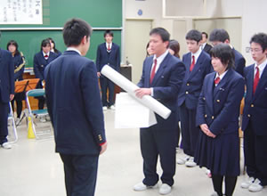 後輩の心の籠もった記念品贈呈