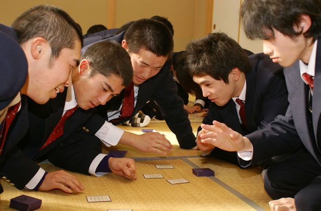終盤を迎えると,取り札が少なくなり,競技者は身を乗り出してくる。