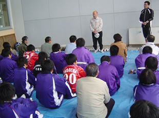 講評する伊藤世話人
