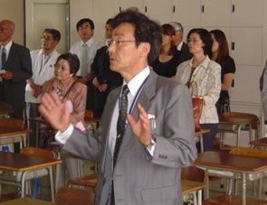 森信三先生の教えを,日常どう生徒に指導しているのかを説明する松岡教諭
