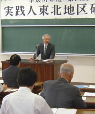 開会行事でごあいさつされる須藤前矢巾町教育長
