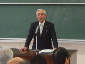 歓迎のあいさつを述べる小田島校長
