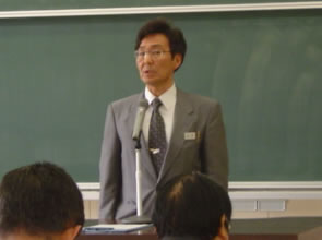 花巻東の率腰教育を説明する松岡教諭