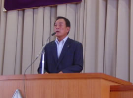 後輩へ地球環境のたいせつさを訴える橋場氏