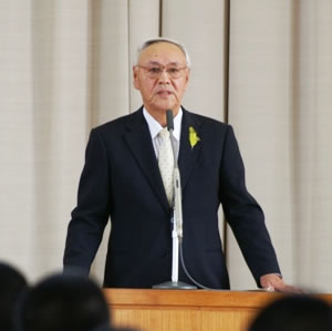 開会セレモニーで,文化祭の縮小開催について説明する校長