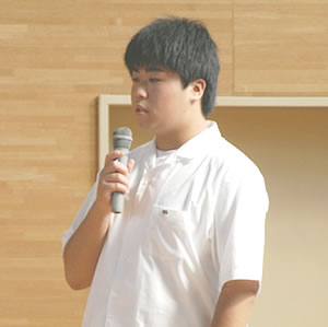 あいさつを述べる高橋生徒会長
