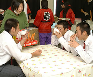 軽食を賞味する
