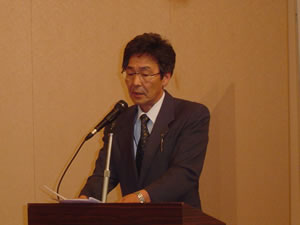 事業報告をする松岡事務局