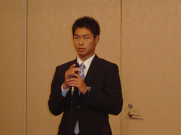 新会員を代表して山田会員があいさつをする