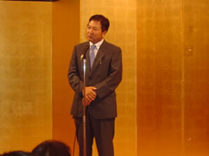 改めてあいさつをする滝田会長
