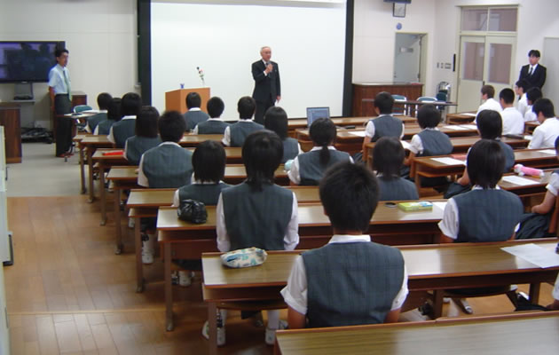 進学セミナーの主旨を話される校長先生