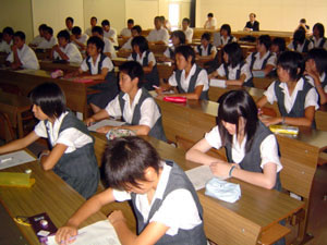 ひと言も漏らさず熱心に聴く生徒