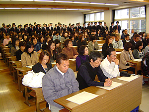 会場いっぱいの参加者
