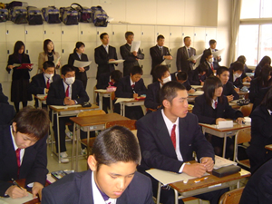中学校の先生方が教室の後方へ並ぶ