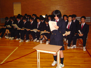 代表者による活動報告等がなされる