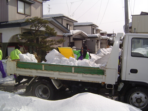 トラックに積み込み川の処分場に運ばれる